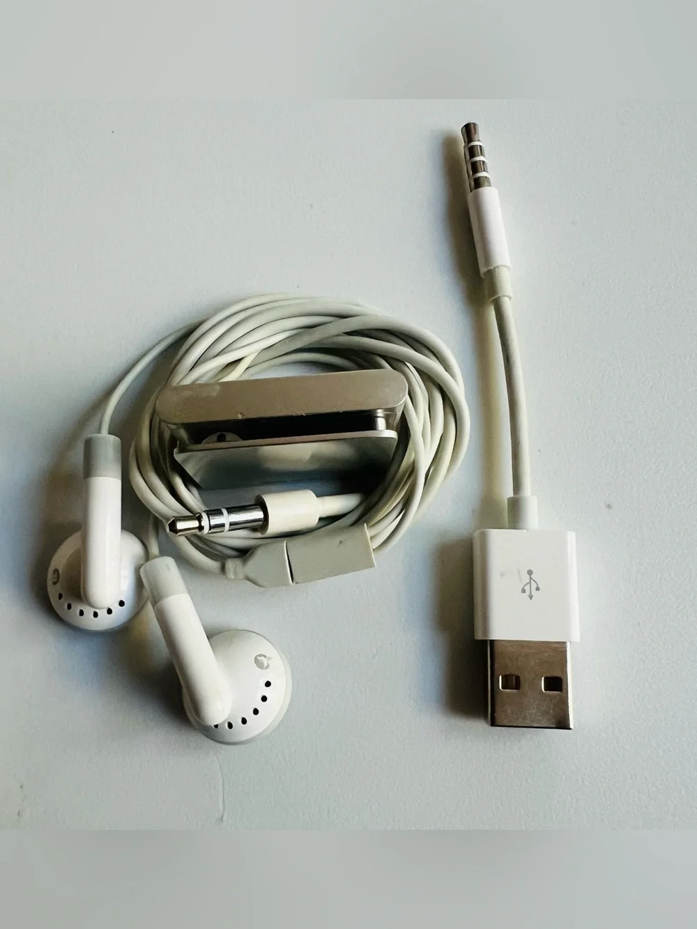 Apple Silver iPod Shuffle 4th Generation 2GB Earbuds And USB Cord Tested Working